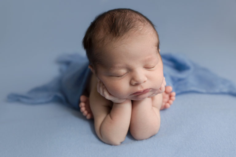 Froggy Pose | Head in Hands {Maple Valley newborn photographer} - Dawn ...