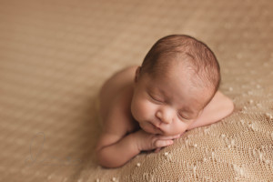 head on hands | Issaquah-Hobart Newborn Baby Photographer | Maple Valley Newborn Photographer | Seattle Newborn Photographer-Seattle newborn photographer