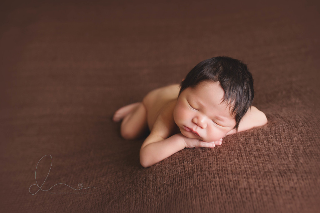 head on hands pose | Belleuve Maple Valley newborn baby photographer