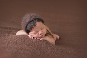 head on hands pose | Belleuve Maple Valley newborn baby photographer