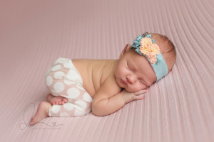 tushy pose | sleepy baby girl | issaquah belleuve newborn baby photography
