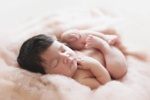 curly pose | Bellevue-Issaquah newborn baby photographer