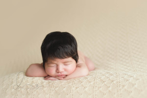 chin pose | Bellevue-Issaquah newborn baby photographer