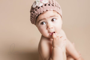 baby girl sitting up | Seattle newborn-baby photographer