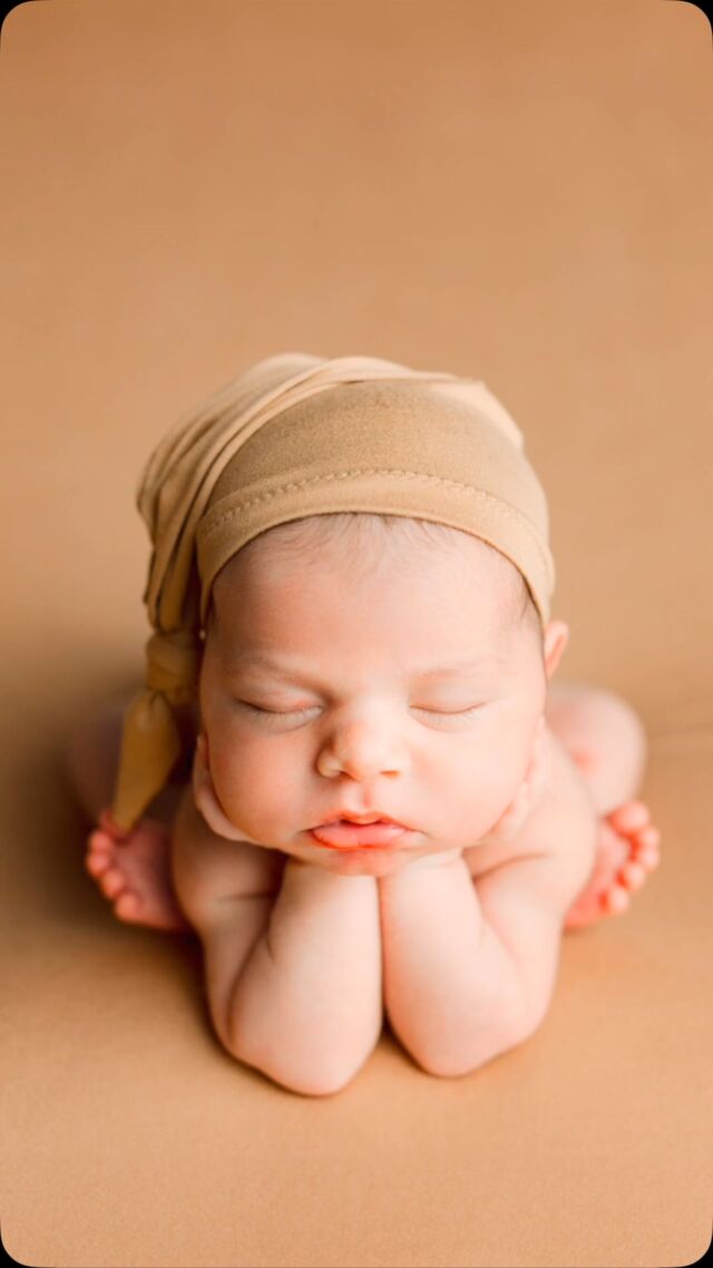 The Froggy Pose  Fabric and matching sleepy hat from @freebird_shoppe